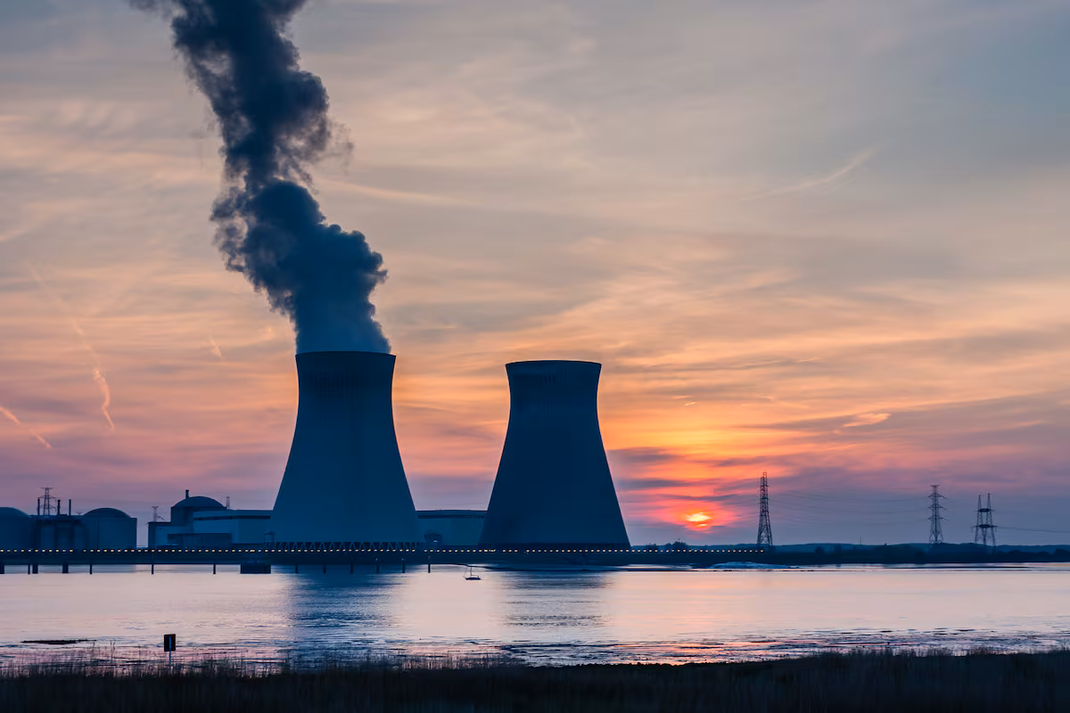 El Auge de la Energía Nuclear: Fondos de Inversión Superan a la IA y Defensa en 2025