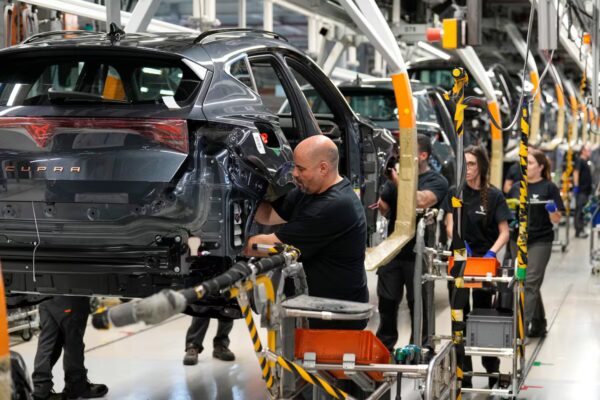 La producción de vehículos en España desciende en octubre por ajustes en plantas y la debilidad del mercado europeo