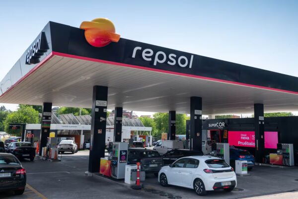 Repsol sufre una caída significativa en Bolsa tras tres días de descenso en el precio del petróleo