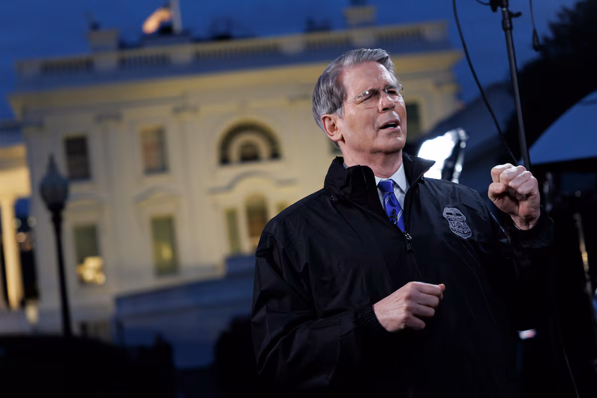 Trump Lanza Iniciativa para Revitalizar el Dólar: 'Hagamos Grande al Dólar Nuevamente'