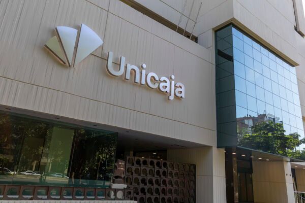 Unicaja enfrenta desafíos de valoración y se prepara para un 2026 marcado por la presión de las tasas de interés