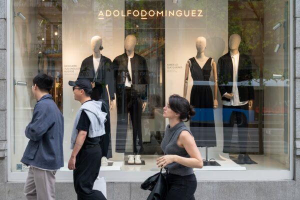 Adolfo Domínguez Reporta Beneficios Semestrales Tras 15 Años de Pérdidas