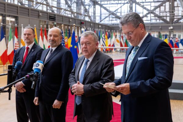 EE.UU. Presiona a Europa para Suavizar Reglas Digitales a Cambio de Mejoras en Aranceles del Acero