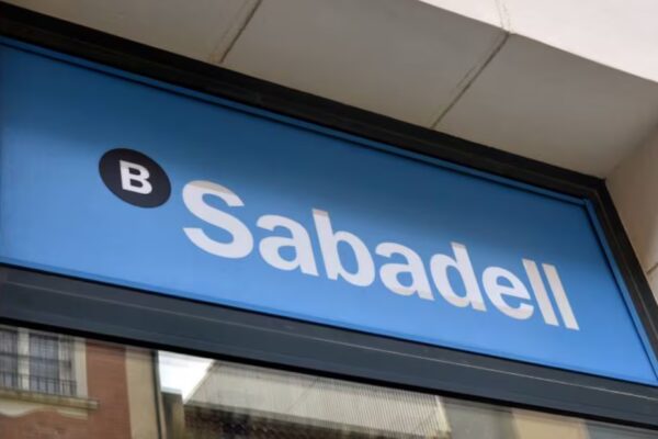 Sabadell disminuye la tasa de interés de su cuenta online del 2% al 1%