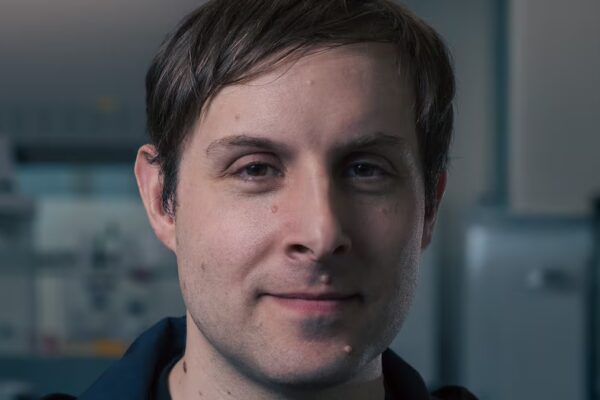 “Max Hodak: Transformando la Visión de Pacientes Ciegos a Leer y Resolver Crucigramas”