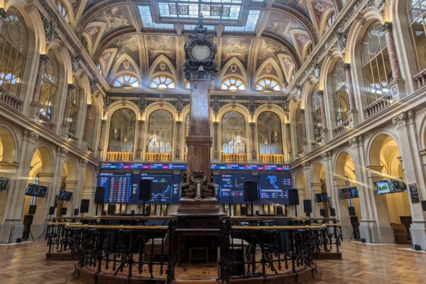 Mercados Europeos bajo Precaución tras la Caída de Wall Street