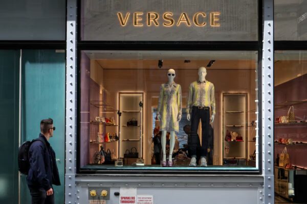 Prada Sella la Adquisición de Versace por 1.184 Millones de Euros