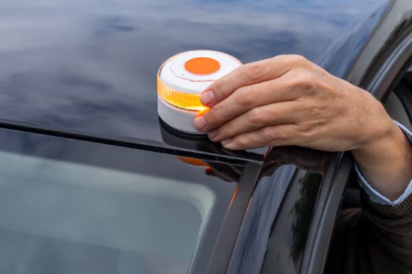 Facua denuncia un 'fraude masivo' en las balizas V-16, mientras Tráfico responde con una sentencia del Supremo