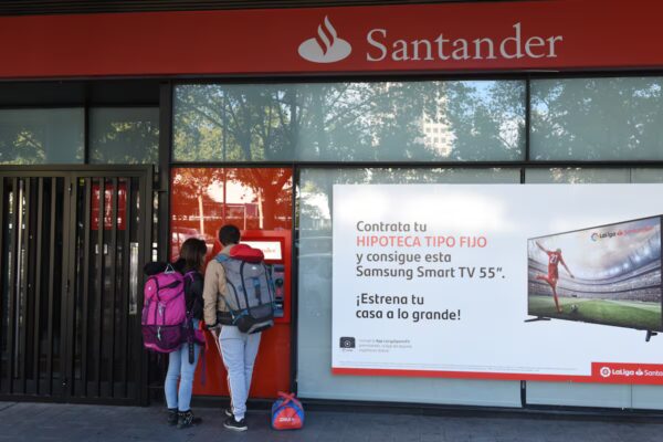 Banco Santander busca adquirir la participación de Aegon en su negocio de seguros de vida en España