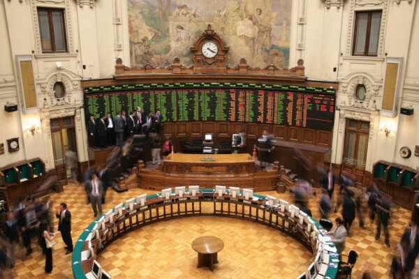 Fuga de Capitales Chilena: Empresarios Locales Abandonan Mientras Inversores Extranjeros Persisten en su Confianza