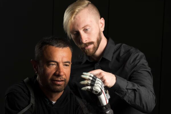 Desarrollo de una Mano Biónica que Atrapa Objetos Delicados Sin Dañarlos