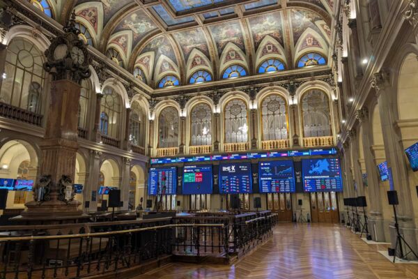 Mercados Europeos en Suspenso: La Espera por Decisiones Cruciales de la Fed