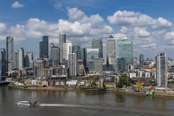 Empresas españolas en el Reino Unido enfrentan desafíos por aumento de impuestos y restricciones laborales