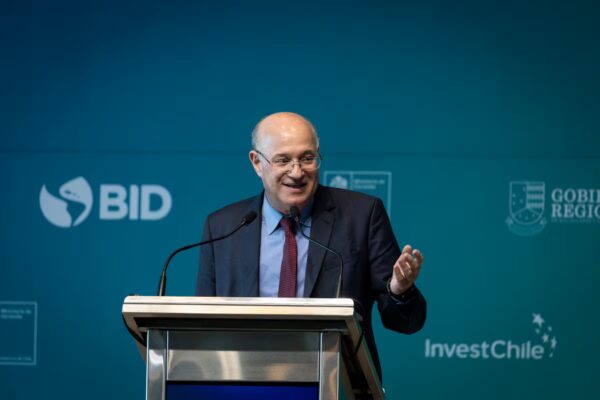 "Fortaleciendo la Competitividad en América Latina y el Caribe: El BID Propone Infraestructuras Sólidas y Calidad Institucional"