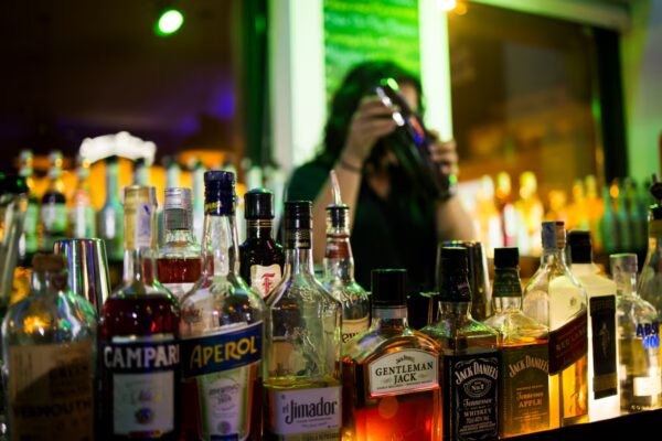 Bajón en el Consumo: Las Bebidas Espirituosas Enfrentan una Caída entre Jóvenes y en la Vida Nocturna