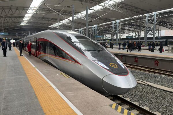 Transportes explora asociación con el líder chino en trenes de alta velocidad para modernizar la flota española