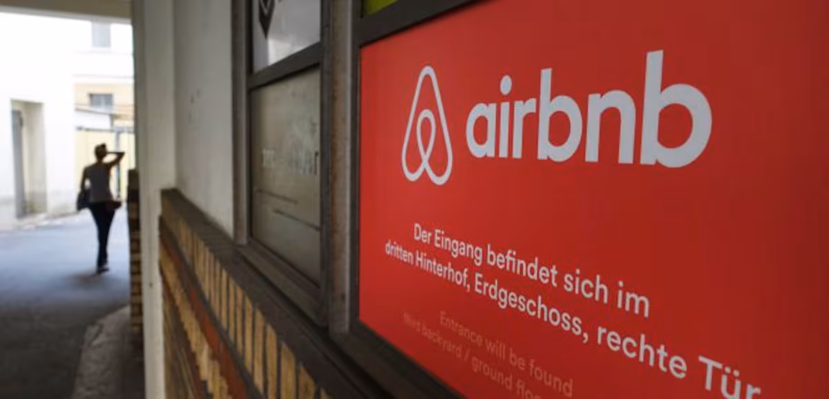 Consumo impone a Airbnb una sanción de 64 millones por publicar anuncios de propiedades turísticas sin licencia
