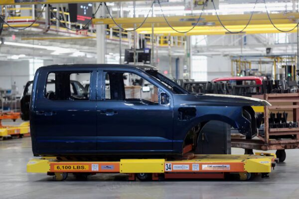 Ford Reestructura su Estrategia de Vehículos Eléctricos: Abandono de Modelos ante Normativas de Trump