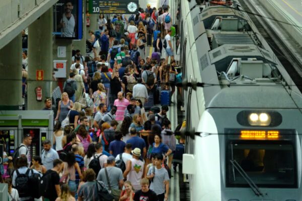 Evacuación de 68 pasajeros tras larga espera por avería en tren Huelva-Sevilla