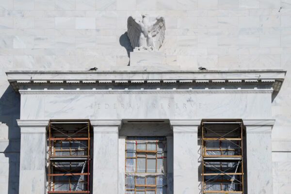 "El Dólar Pierde Fuerza en Medio de la Competencia por la Fed"