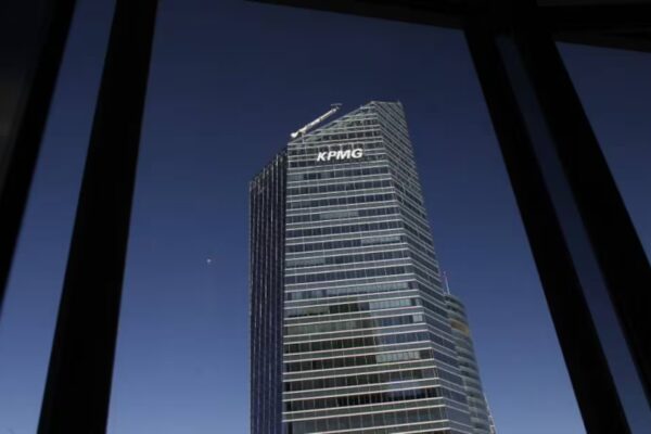 KPMG Reporta Crecimiento del 5% en Ingresos Globales en 2025, Alcanzando 33.879 Millones de Euros