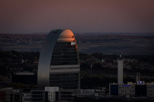 BBVA Anuncia Amortización Anticipada de 1.000 Millones en Cocos Verdes