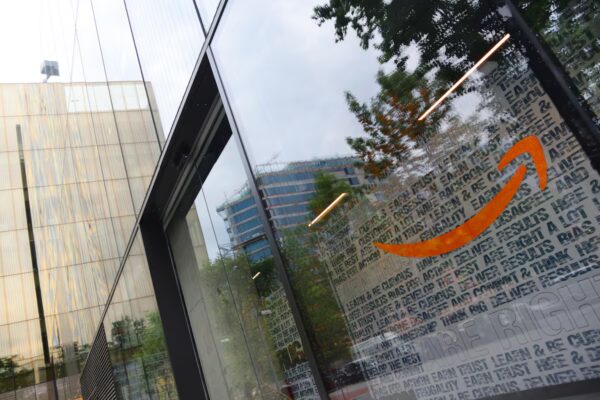 Amazon ajusta su ERE en Barcelona: despidos caen a 791 empleados, un 19% menos de lo anticipado