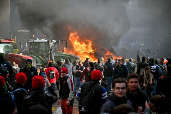 Impactantes Imágenes de las Protestas Agrícolas Contra el Acuerdo UE-Mercosur