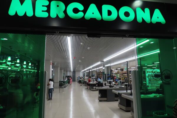 Mercadona anuncia una semana adicional de vacaciones y un salario extra para 110,000 empleados a partir de 2026