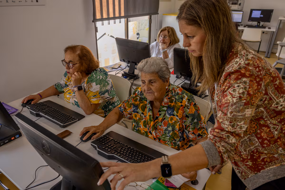Los Boomers Rompen Barreras: Un Nuevo Liderazgo Contra el Edadismo en la Era Digital