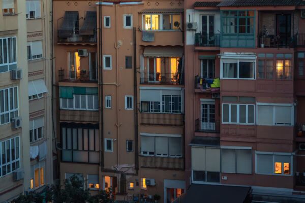 Reduciendo Espacios: La Tendencia del 'Downsizing' Inmobiliario que Aumenta el Bienestar Financiero