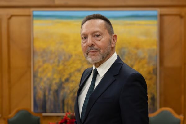 El gobernador del Banco de Grecia, Yannis Stournaras, advierte: 'No más políticas extravagantes para el país'