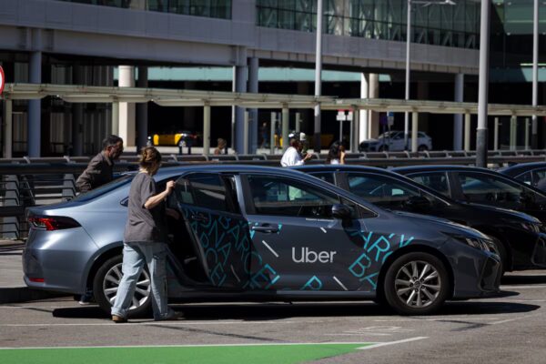 Uber y Baidu Unen Fuerzas para Introducir Robotaxis en el Reino Unido en 2026