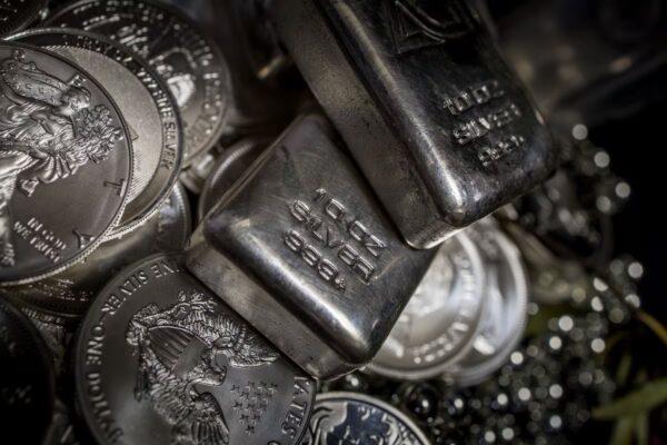Oportunidades de Inversión en el Mercado de Plata: Acciones, ETF, Monedas y Lingotes en Auge