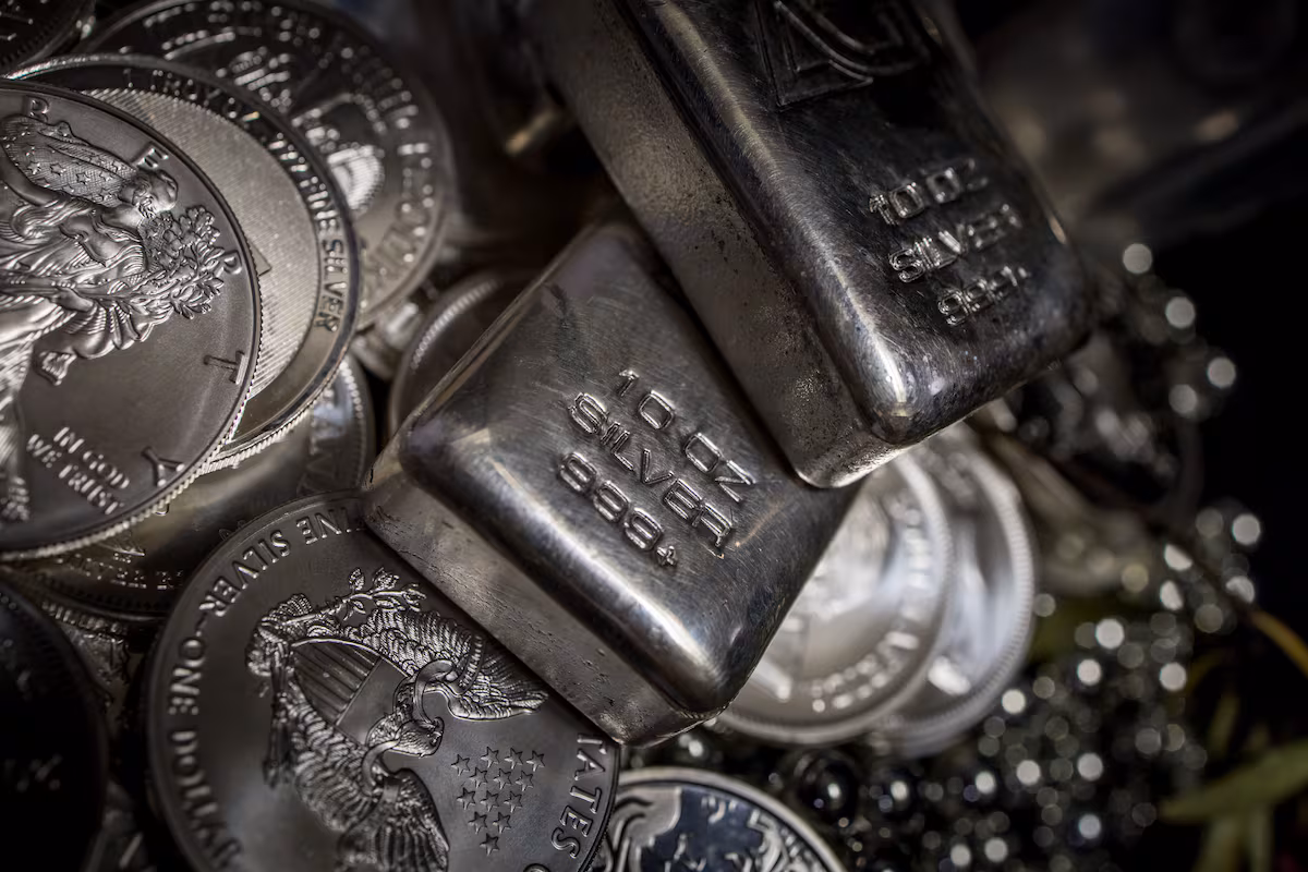 Oportunidades de Inversión en el Mercado de Plata: Acciones, ETF, Monedas y Lingotes en Auge