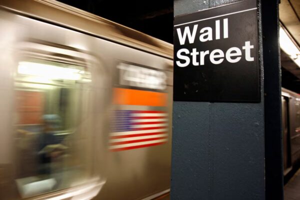 Wall Street inicia la jornada con leves fluctuaciones, a la espera de la reapertura de las bolsas europeas