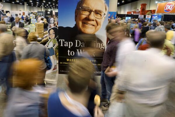 Warren Buffett Revela Su Filosofía de Inversión: Más Allá del Miedo y la Codicia en Sus 15 Cartas Más Icónicas