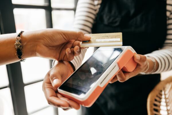 Revolución en los pagos: Más de la mitad de los españoles abandona el efectivo en su día a día