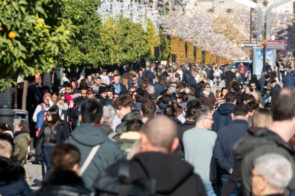 Turismo Internacional a Paso Lento, Pero RUMORES de Récord en 2025 con 97 Millones de Visitantes