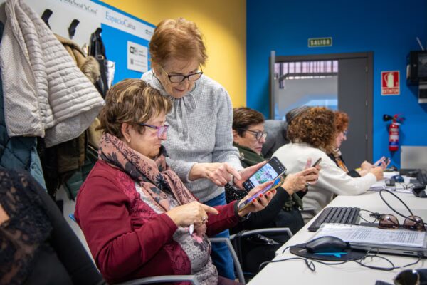 Teléfonos para Mayores: Innovaciones que Permiten el Control Remoto