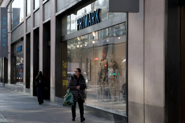 Primark enfrenta caída de beneficios y desplome de acciones, advierte su propietario