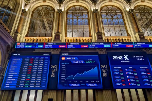 El Ibex 35 supera los 17.700 puntos impulsado por datos de empleo en EE. UU. y tensiones arancelarias