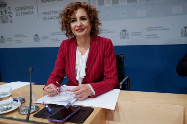 Montero propone incrementar la asignación del IRPF y el IVA a las comunidades para fortalecer la financiación autonómica