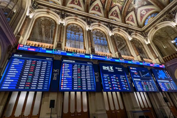 "Banca se prepara para emitir 6.300 millones en bonos 'cocos' mientras discute su futuro"