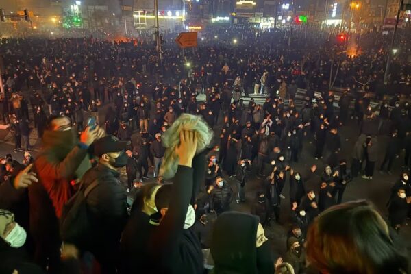 Apagón Digital en Irán: La Estrategia de los Regímenes Autoritarios para Silenciar la Voz del Pueblo