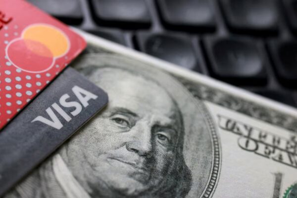 La banca estadounidense enfrenta caídas bursátiles tras la nueva regulación de Trump sobre tarjetas de crédito