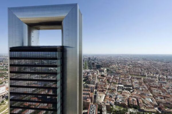 "CaixaBank sancionada con 30 millones: Multa de la agencia antiblanqueo por la transacción de la Torre Foster"