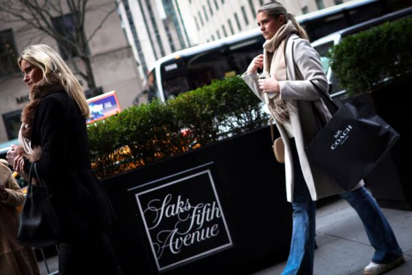 Colapso de Saks: La icónica cadena de lujo que ofrecía Chanel y Burberry enfrenta la quiebra