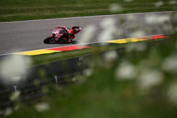 Marc Márquez triunfa en el GP de Alemania y se posiciona cerca del liderato en MotoGP antes de las vacaciones