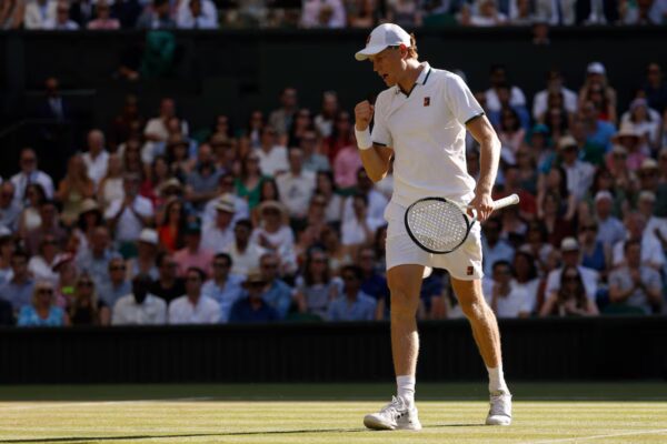 Jannik Sinner se acerca al título de Wimbledon tras ganar el tercer set frente a Alexander Zverev (6-7(7), 7-6(2), 6-3)